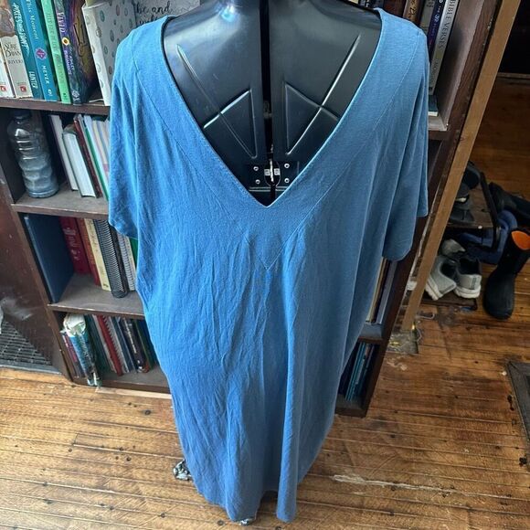 Universal Standard Teresa liquid jersey v-neck short sleeve dress - Picture 4 of 5